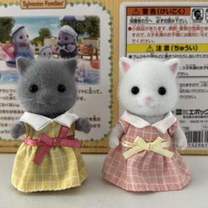 Figuras Adolescente Sylvanian Families - Gatos Persa (Blanco y Gris)